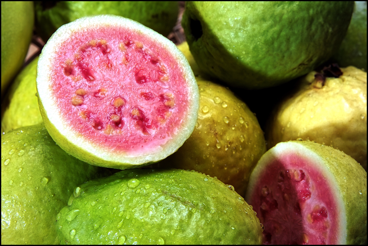 https://fruit-island.ru/images/upload/1480929745_fresh-pink-brazalian-guavas.jpg